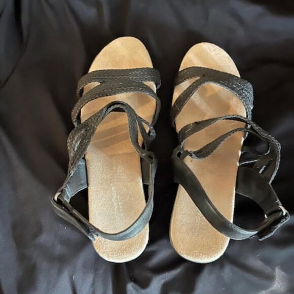 black strapped sandals - Picture 2 of 3